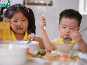 Trẻ đi học lớp 1 biếng ăn thấp còi nhẹ cân ba mẹ phải làm sao?