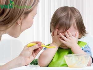 Đừng ép con ăn khi mẹ thấy con biếng ăn