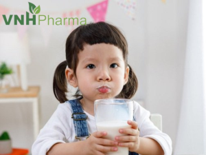 Trẻ bị táo bón có nên uống sữa tươi?